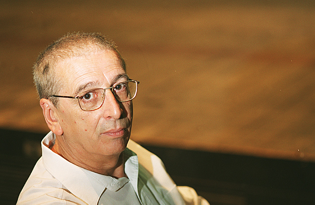 O crtico teatral e pesquisador Sebastiao Milar no centro cultural Vergueiro, em So Paulo, em 2001