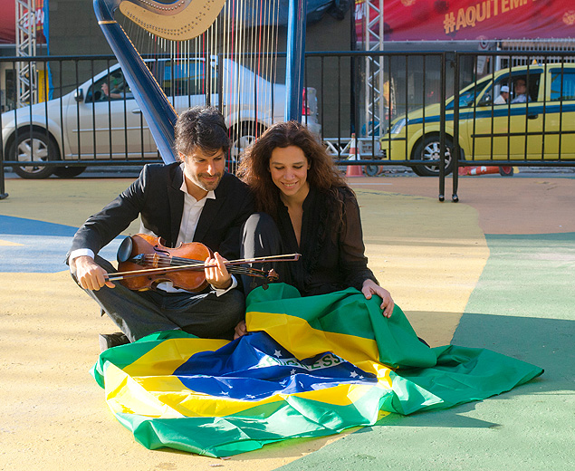 O maestro Felipe Prazeres e a harpista Cristina Braga, que vo se apresentar na Alemanha