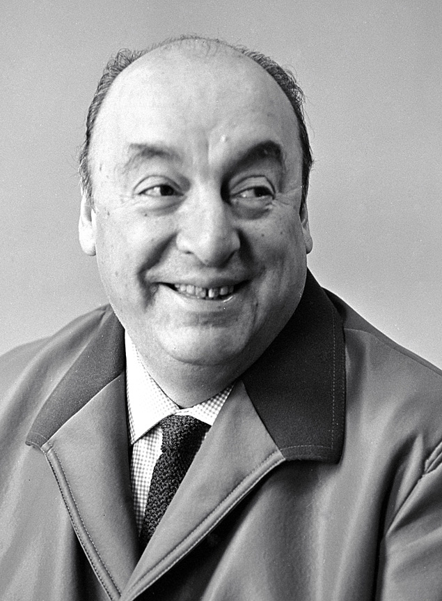 O poeta e diplomata chileno Pablo Neruda, aos 60 anos, posando para retrato em 1965