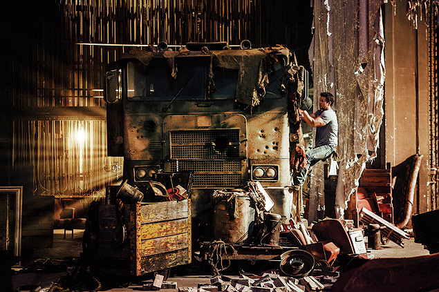 Mark Wahlberg em cena com caminho abandonado em ferro-velho e que , na verdade, o rob Optimus Prime