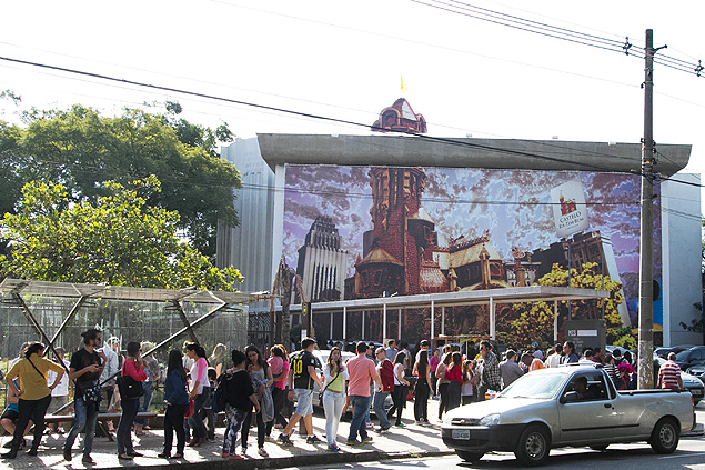 Fila gigante para ver a mostra 'Castelo Rá-Tim-Bum' na entrada do MIS, em São Paulo