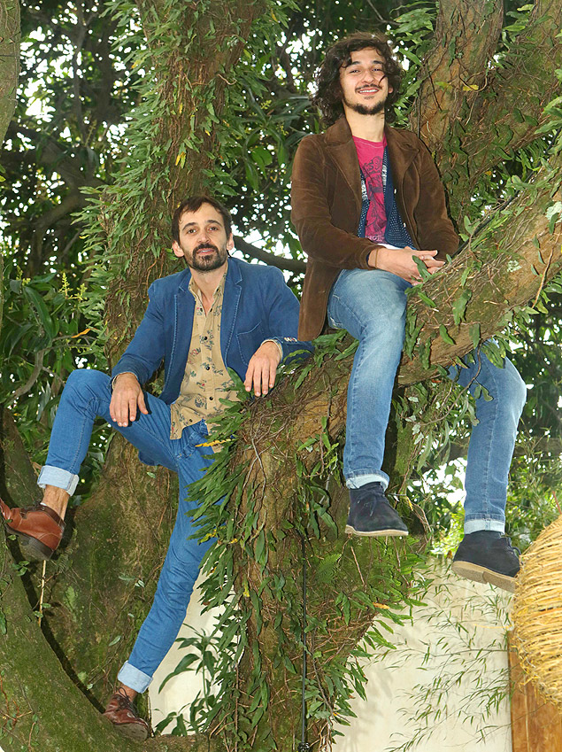 Os irmos e atores Jlio e Ravel Andrade, no quintal da casa de Jlio, no Alto da Lapa