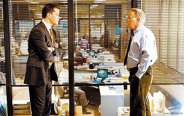 Matt Damon ( esq.), o policial corrupto, e Martin Sheen, o tira honesto, em cena de 'Os Infiltrados'
