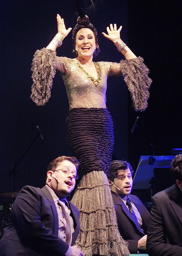 Stella Miranda como Carmen Miranda ao lado de Will Anderson ( esq.) e Luciano Andrey