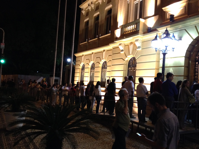 Pblico j forma fila na noite desta quarta-feira (23) para velrio de Ariano Suassuna no Recife