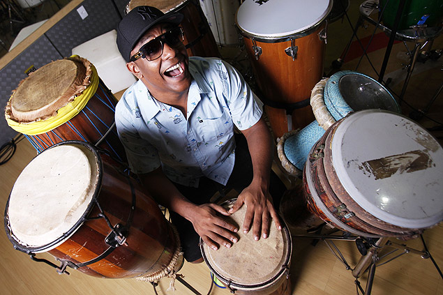 O cantor e percussionista baiano Mrcio Victor no estdio em Salvador