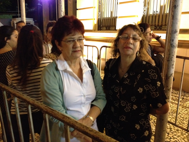 A funcionria pblica Sheila Maia, 61, e a veterinria Maria Elizabeth Zubieta, 50, aguardam na fila para se despedir de Ariano Suassuna no Recife 