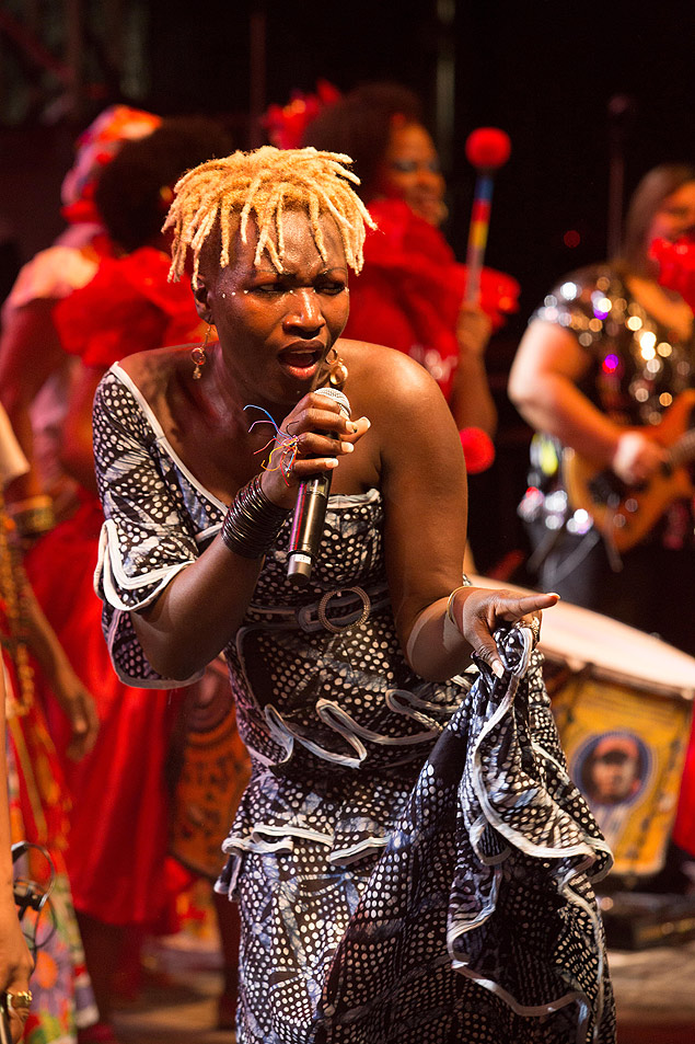 A cantora Sayon Bamba, da Guin, durante show no festival PercPan