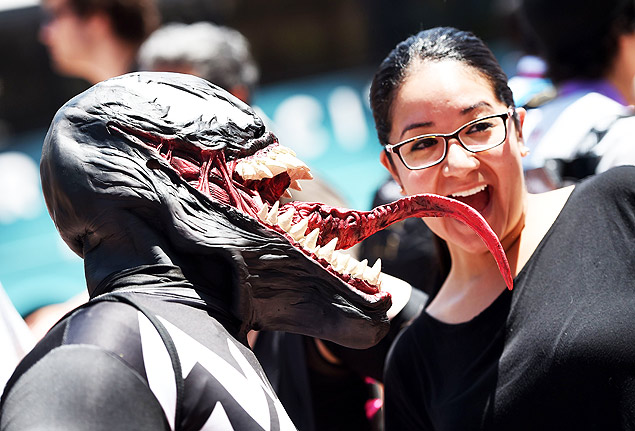 F vestido como o vilo Venom, inimigo do Homem-Aranha, do lado de fora do centro de convenes de San Diego