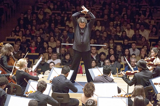 Giancarlo Guerrero rege, no domingo (27), na Sala So Paulo, a orquestra de bolsistas do Festival de Inverno.