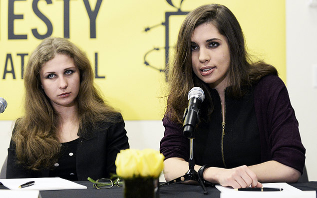 Maria Alyokhina (esq.) e Nadezhda Tolokonnikova, integrantes do grupo russo Pussy Riot, em entrevista para a imprensa em Nova York neste ano