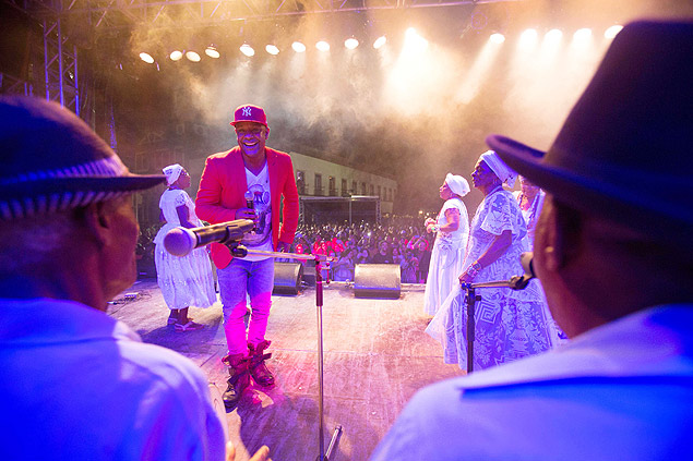 O cantor Márcio Victor, de vermelho, com o grupo Samba Chula de São Braz no festival PercPan