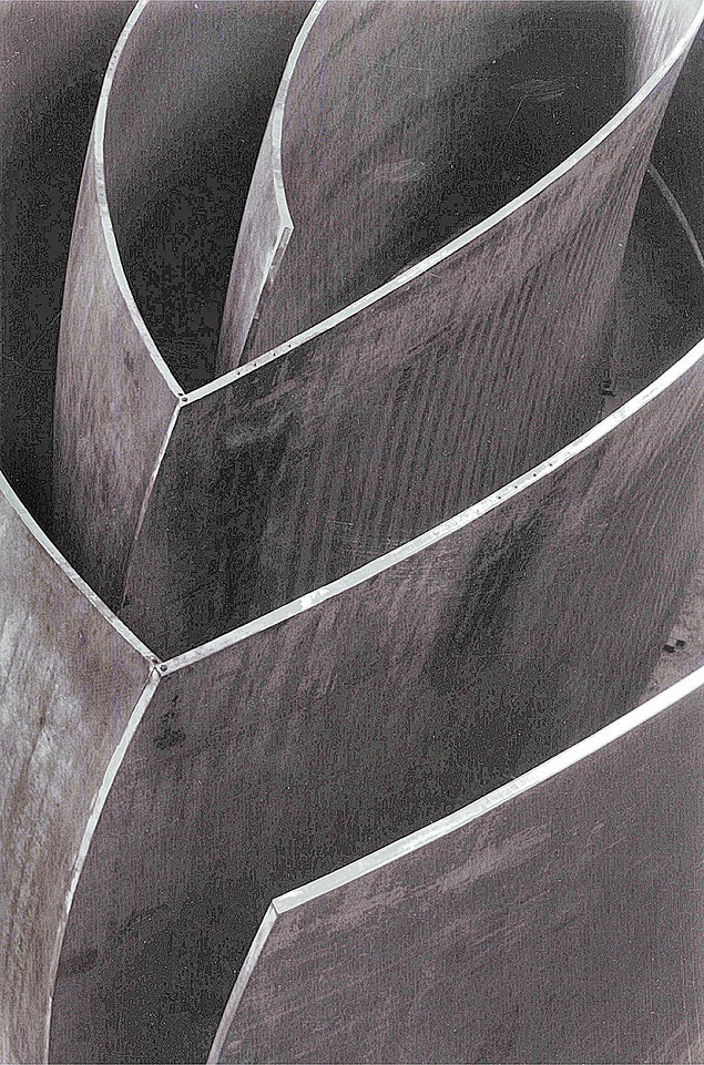 Detalhe da escultura 'Blind Spot', do americano Richard Serra, feita com chapas de ao 