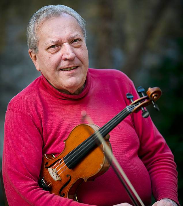 O violinista Erich Lehninger, 66, na sua casa em So Paulo