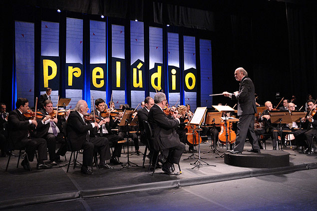 Maestro Júlio Medaglia rege a orquestra do programa 'Prelúdio', exibido na TV Cultura