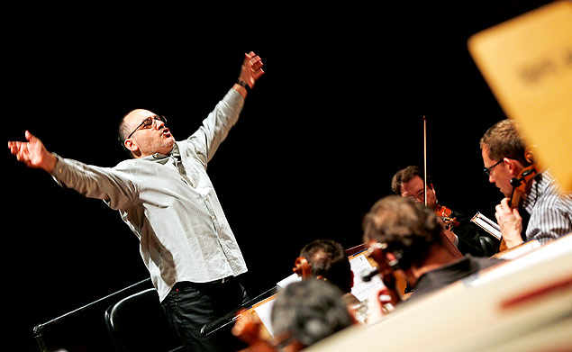 O maestro italiano Rinaldo Alessandrini volta a reger a Orquestra Sinfnica Municipal 