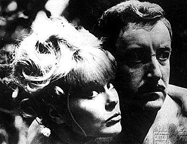 Elke Sommer e Peter Sellers em cena do filme "Um Tiro no Escuro" (1964) 