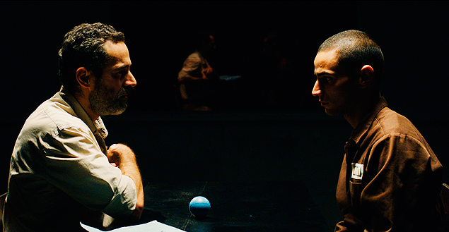 Waleed Zuaiter ( esq.) e Adam Bakri em cena do filme 'Omar'