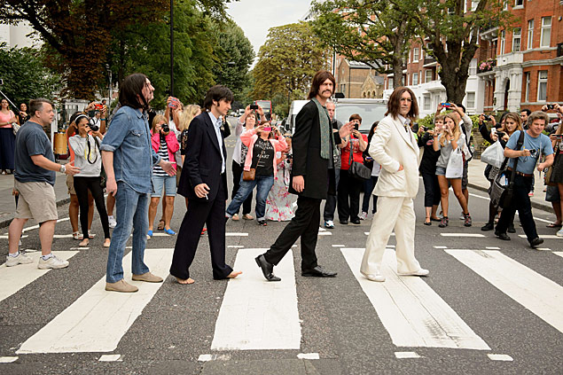 O elenco do musical 'Let it Be' recria em Londres nesta sexta-feira (8) a foto dos Beatles na faixa de pedestres