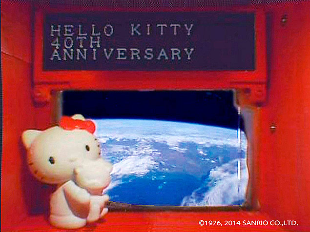 Boneca da personagem Hello Kitty no espao, a bordo do satlite japons Hodoyoshi-3