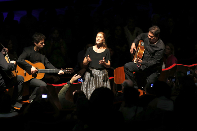 Raquel Tavares com o violonista Marco Oliveira (esq.) e o baixista Gustavo Roriz, no Rio