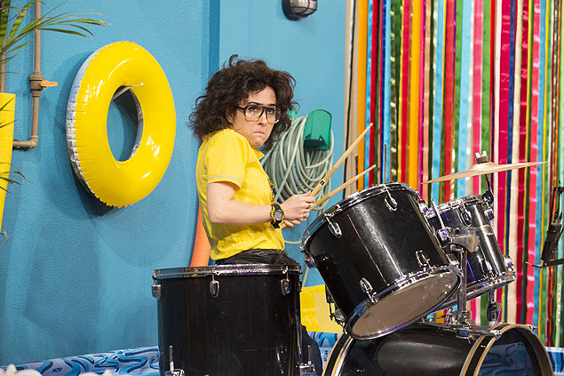 Tatá Werneck toca bateria na segunda temporada da sitcom 'Vai que Cola' (Multishow)