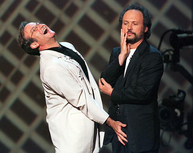 Os comediantes Robin Williams (esq.) e Billy Crystal dividem o palco em show em Nova York, em 1998
