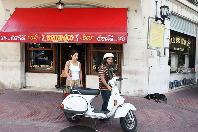 Casal deixa o bar Britnico, agora fechado em Buenos Aires