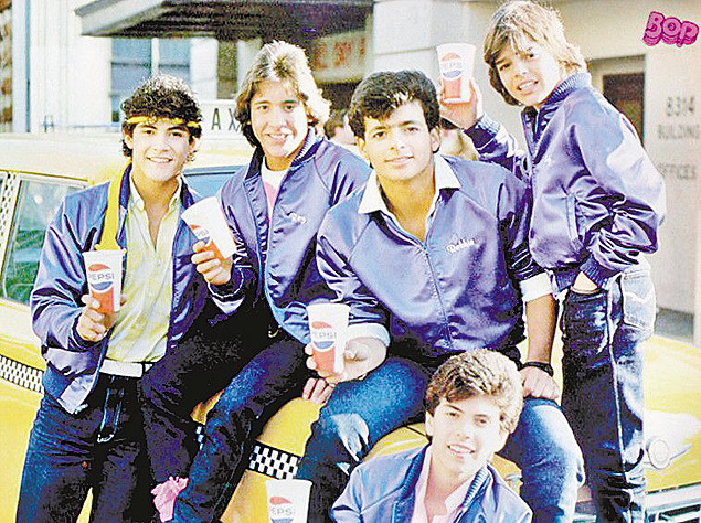Os integrantes do grupo Menudo; Robi Draco (ao centro), ao lado de Ricky Martin ( dir.) 