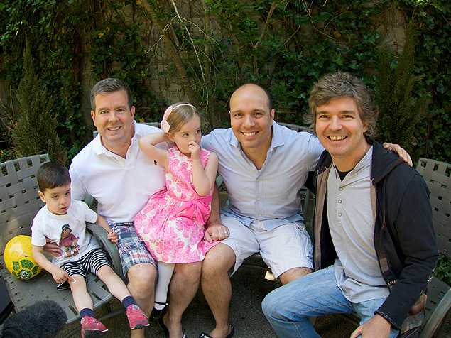 O casal Danny e Augusto com os filhos Lucas e Maria e o cineasta Joo Jardim durante as gravaes do programa "Famlia  Famlia"