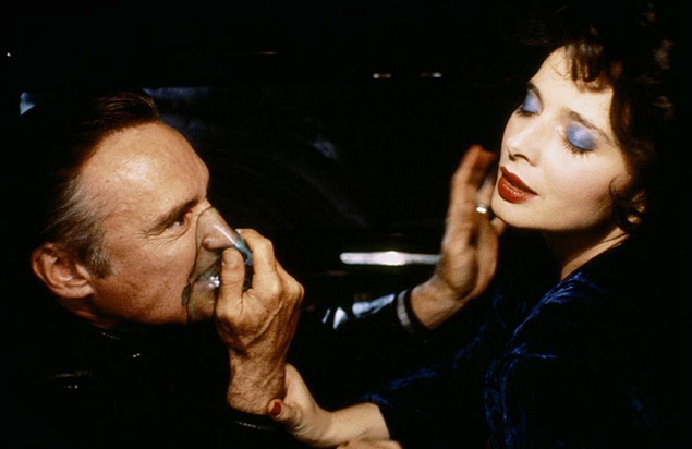 Os atores Dennis Hopper e Isabella Rossellini, em cena do filme "Veludo Azul"