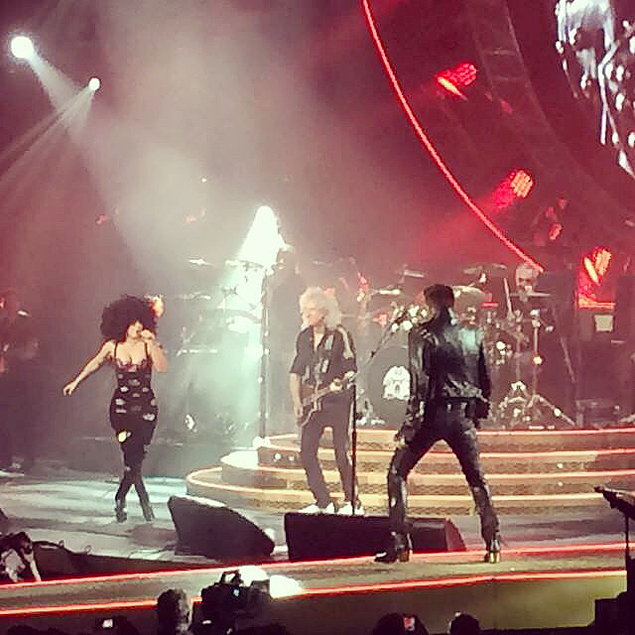 Da esq. para a dir., Lady Gaga, Brian May e Adam Lambert, em show do Queen na Austrlia