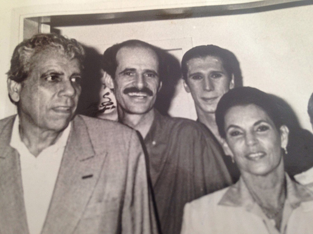 Antonio Ermrio de Moraes, Marcos Caruso, o ator Eurico Martins e Regina Moraes no camarim de 'Sua Excelncia, o Candidato', em 1986