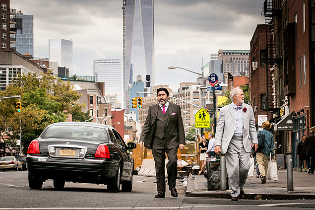 Alfred Molina (esq.) e John Lithgow em cena de "O Amor  Estranho"