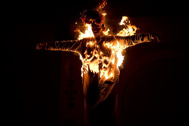 Dubl se prepara para saltar, em chamas, durante cena que simula a destruio do templo de Salomo, do filme "Inferno", da artista israelense Yael Bartana