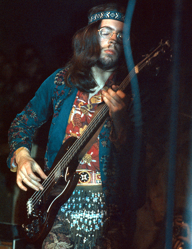 Glenn Cornick toca com o Jethro Tull, em imagem de janeiro de 1970
