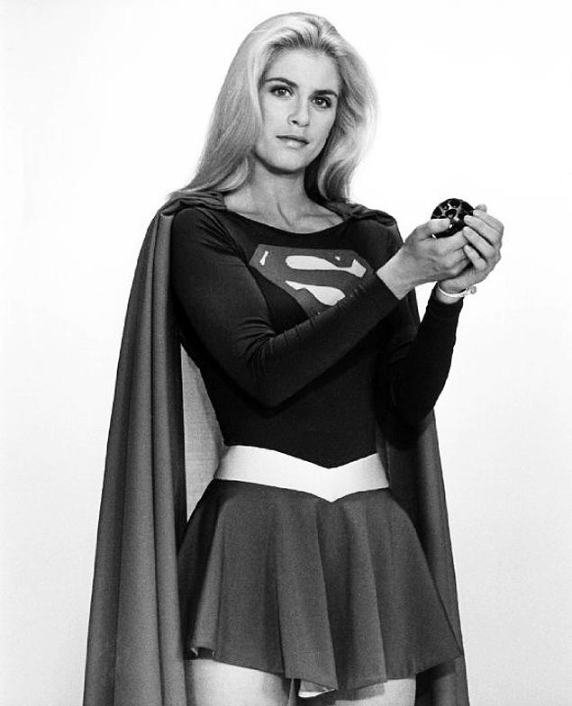 A atriz Faye Dunaway no papel de Supergirl, em filme de 1984