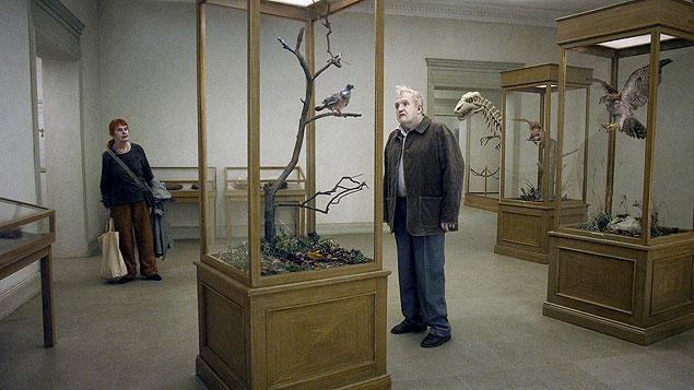 Cena do filme "A Pigeon Sat on a Branch Reflecting on Existence", de Roy Andersson