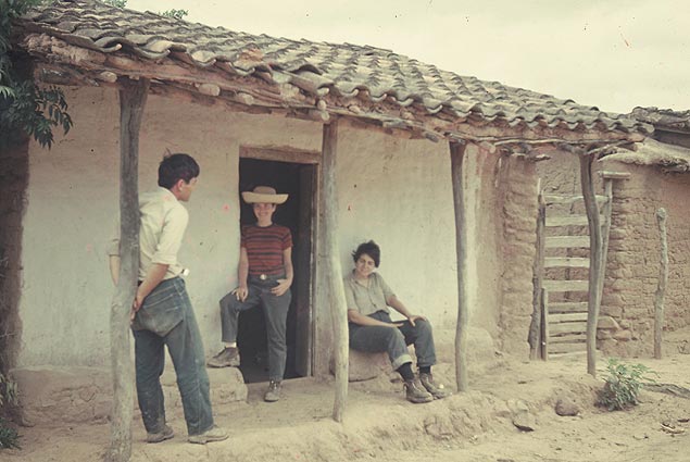 Beatriz Sarlo (no centro), em viagem a Samaipata, cidade prxima a Santa Cruz de la Sierre, na Bolvia, nos anos 1970