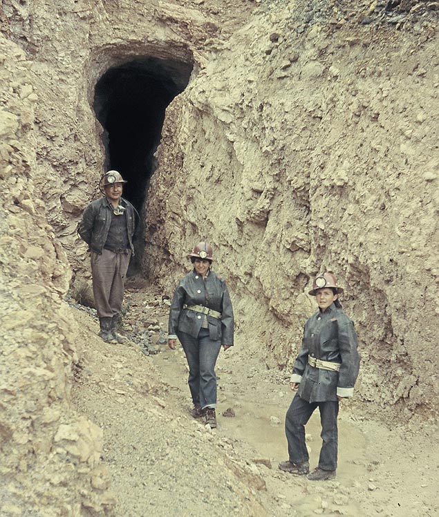 A ensasta argentina ( dir.) vestida para entrar em uma mina em Oururo, na Bolvia