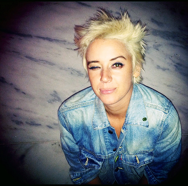 Música: a cantora americana Cat Power, com seu look mais recente, com os cabelos descoloridos