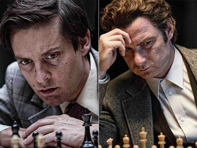 Tobey Maguire como Bobby Fischer e Liev Schreiber como Boris Spassky no filme 'Pawn Sacrifice