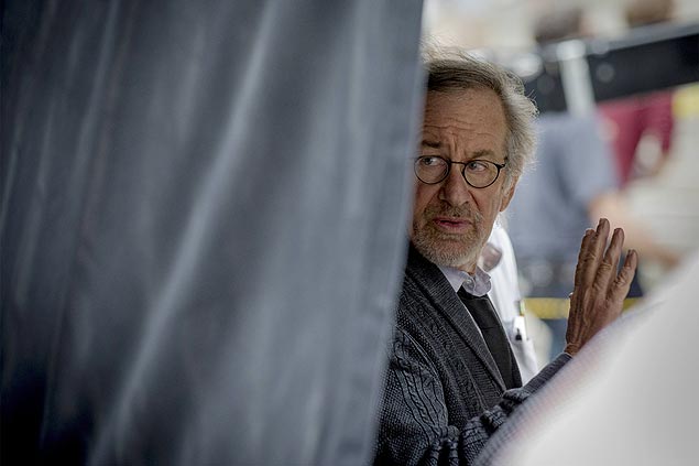 U.S. film director Steven Spielberg works on the set of a film outside the New York State Supreme Courthouse in New York September 8, 2014. REUTERS/Brendan McDermid (UNITED STATE - Tags: ENTERTAINMENT) ORG XMIT: NYK527