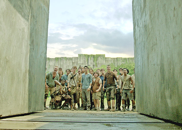 Jovens na entrada do labirinto do filme 'Maze Runner - Correr ou Morrer