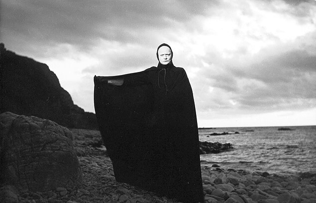 Cena do filme "O Stimo Selo" ("Det Sjunde Inseglet", Sucia, 1957), dirigido por Ingmar Bergman.