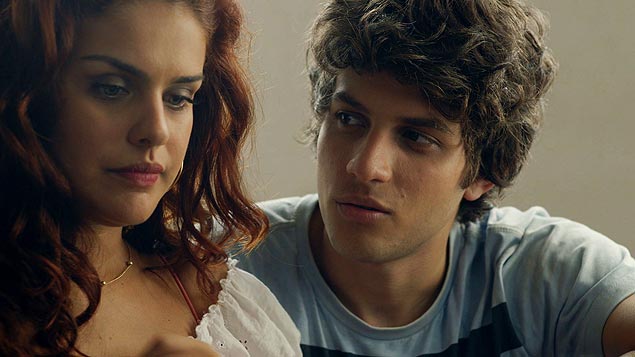 Os atores Paloma Bernardi e Chay Suede em cena de 'Lascados', de Vitor Mafra