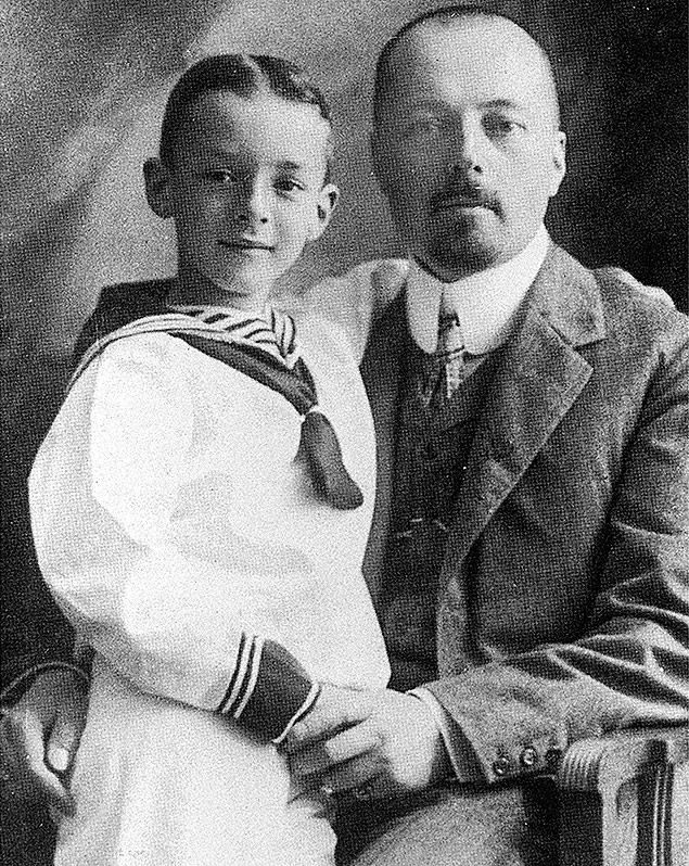 Vladimir Nabokov ( esq.) aos sete anos de idade, ao lado do pai