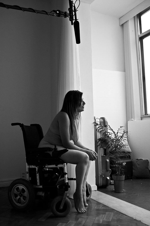A cadeirante Luciana Trindade, que sofre de distrofia muscular, durante gravao de '302'