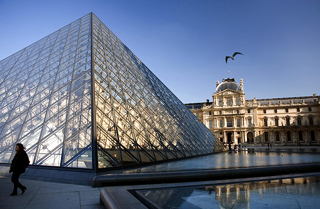 A pirmide do museu Louvre, que vai passar por uma longa reforma at 2017