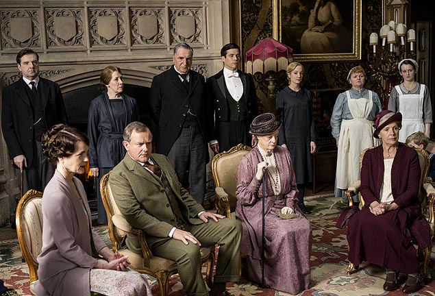 Da esq. para a dir., sentado, Cora, Robert, Violet e Isobel, membros da famlia Crawley, com empregados no seriado
